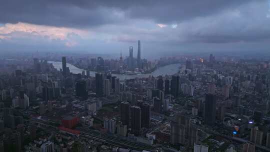 航拍暴风雨前的上海黑云压城乌云密布