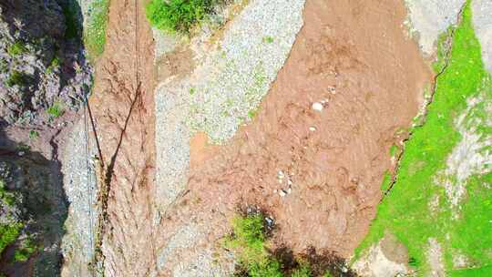 河谷雨后泥石流冲刷地貌