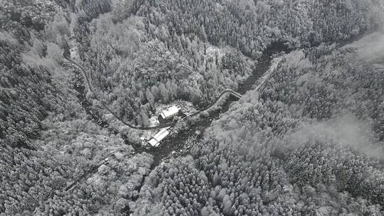 冬天森林雪景小屋