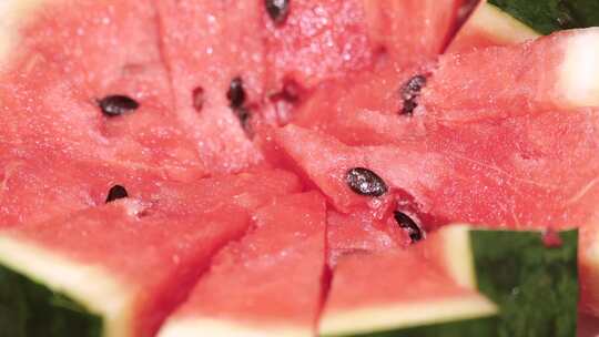室内拍摄熟透的切开的西瓜水果肉