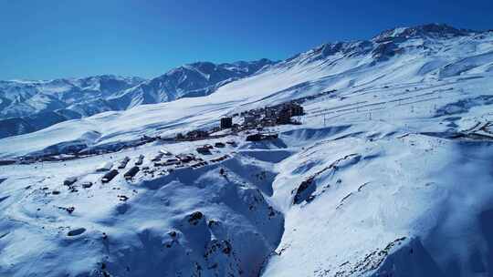 安第斯山脉的滑雪站中心。雪冬天的风景。