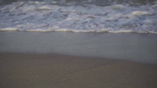 潮水海边海浪浪花拍打在沙滩礁石上视频素材模板下载