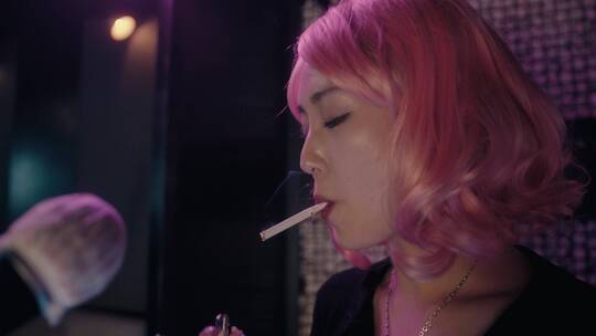 女人抽烟后唱卡拉OK视频素材模板下载