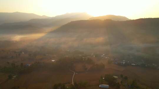 日出时的山村