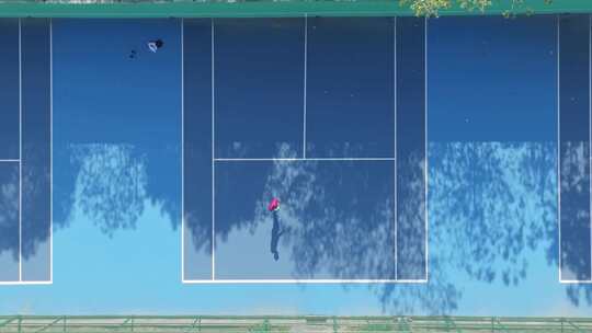 俯拍户外1个人在网球发球训练