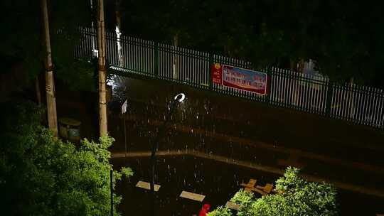 路灯大雨