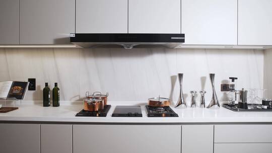 现代豪华厨房内高档的灶具和厨具