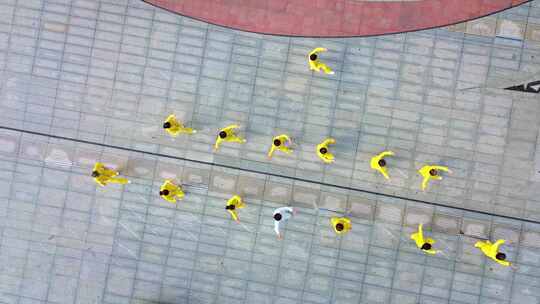 广场多人练太极拳俯瞰画面