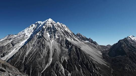 川西蓝天下的雅拉雪山