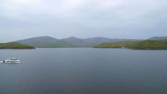 航拍黑龙江省牡丹江市镜泊湖吊水楼瀑布秋景