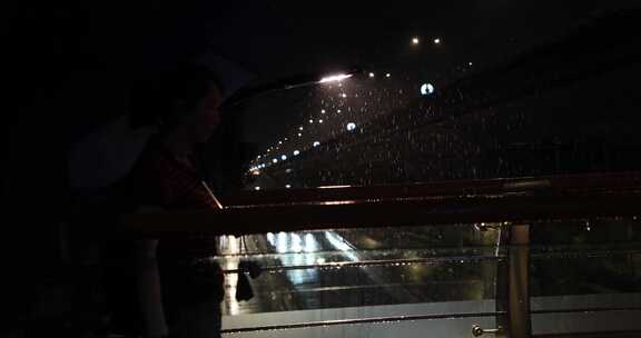 城市雨夜下雨骑车人行人