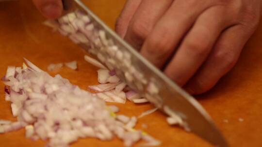 西餐厨师切洋葱碎视频素材模板下载
