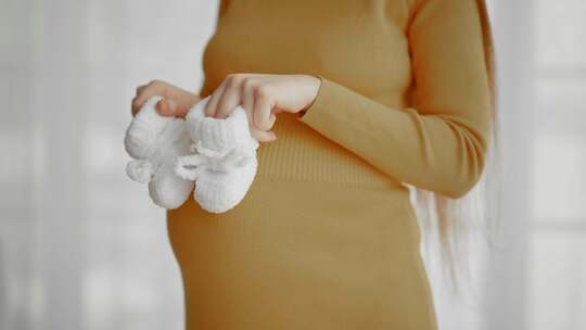 怀孕的女人享受期待婴儿快乐怀孕的女性未来
