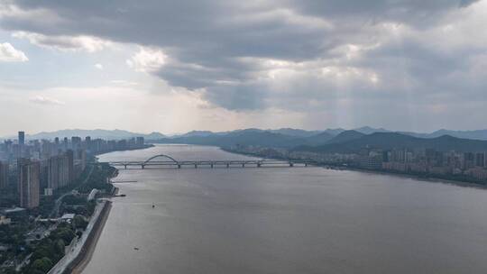 雷阵雨扫过杭州钱塘江延时航拍