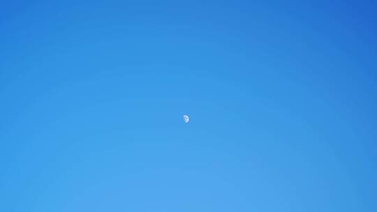 白天月亮延时天空云朵消散干净天空少云薄云视频素材模板下载