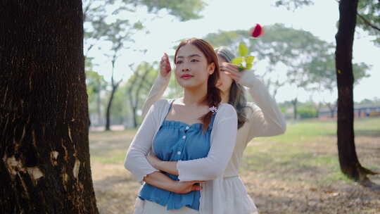 两位年轻的亚洲恋人用玫瑰带来由衷的惊喜。