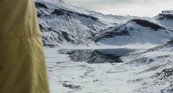 徒步旅行者独自走在雪山里