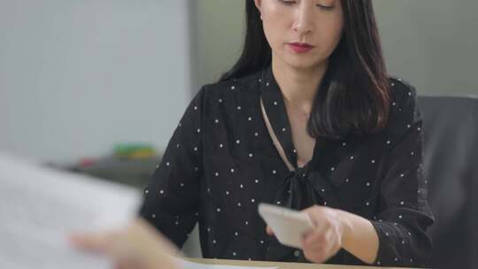 办公室开会讨论女生接收短信