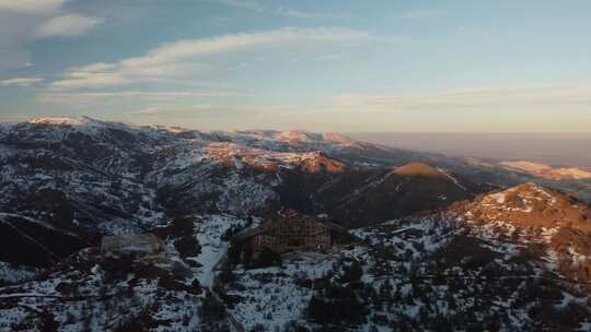 雪山景观中废弃酒店的鸟瞰图