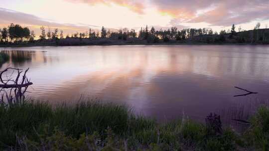 夕阳下波光粼粼的湖面视频素材模板下载