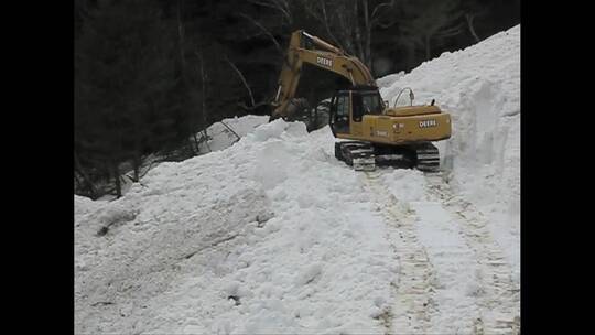 铲车清理被雪掩埋了的道路视频素材模板下载