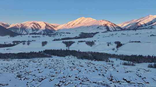 新疆冬季旅游 禾木 村庄雪山