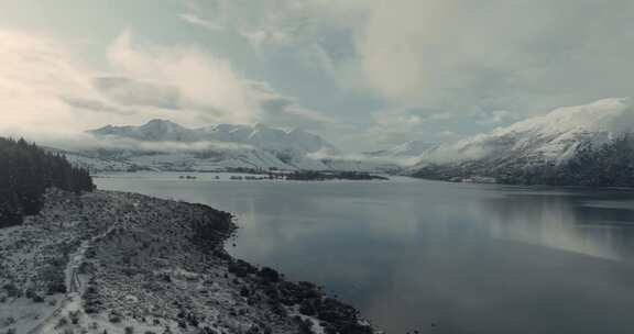 冬季森林湖泊河流唯美雪山