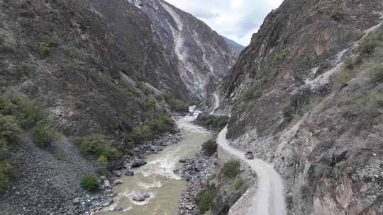 西藏丙察左公路碧土乡玉曲悬崖挂壁自驾旅行