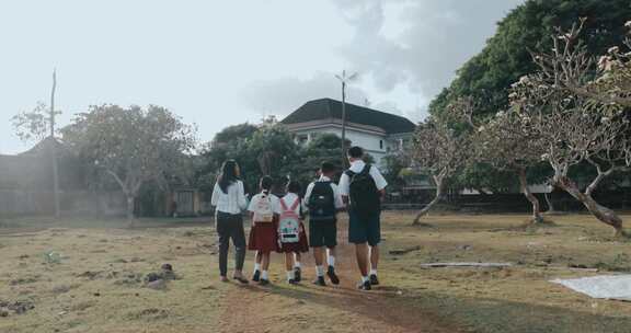 小学生放学温馨