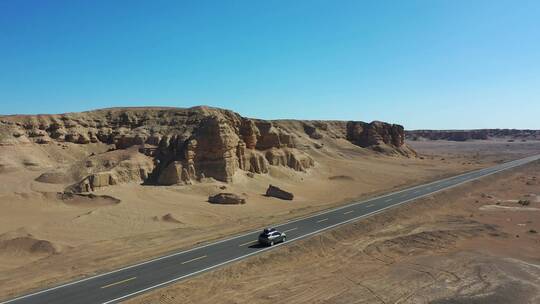 穿越新疆哈密魔鬼城戈壁的公路航拍