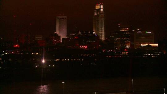 夜间拍摄内布拉斯加州奥马哈的高楼建筑视频素材模板下载
