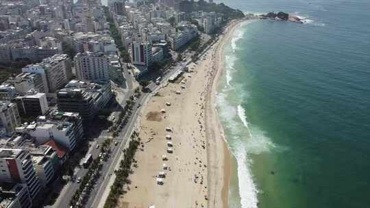 伊帕内玛海滩和Arpoador岩石概述潘拍摄美丽。
巴西里约热内卢，无人机4k
艾里