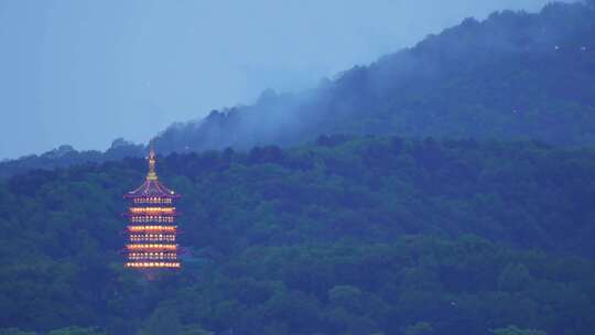 杭州西湖雷峰塔雨后夜景