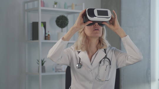 中年女医生测试VR眼镜视频素材模板下载
