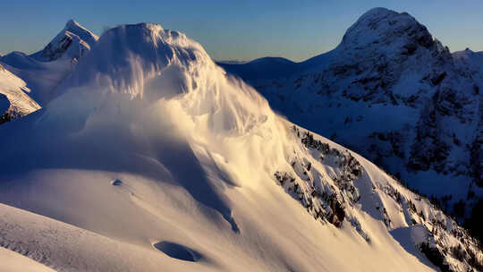 雪山爆炸 雪崩