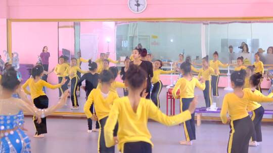 小女孩练舞 儿童舞蹈视频素材模板下载