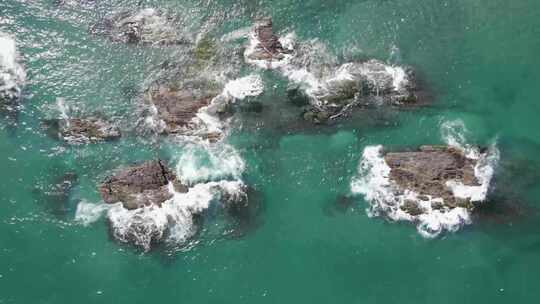 海浪沙滩海浪拍打沙滩航拍旅拍素材潮汐