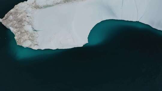 航拍北极冰川融化后飘浮在海边的浮冰