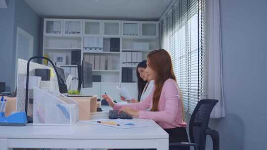 一群在办公室工作的亚洲商人和女商人。