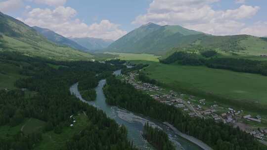 航拍夏季的新疆禾木村风景