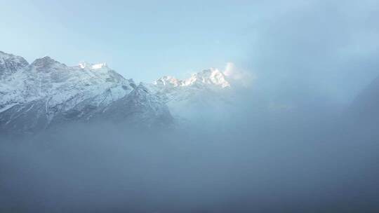 雪山云雾自然风光