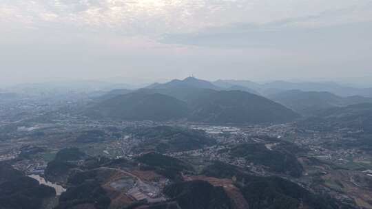 群山环绕下的乡村湖泊全景风光