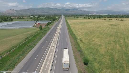 卡车在乡村公路上行驶