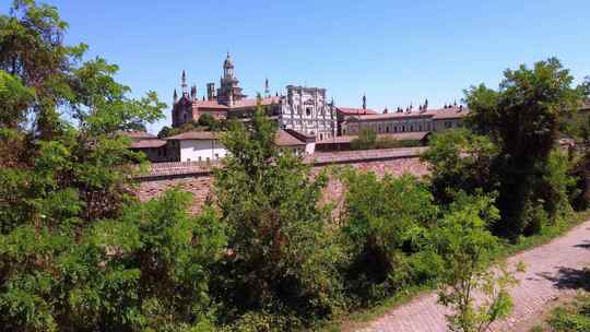 倾斜无人机拍摄意大利Certosa di Pavia历史纪念性建筑群