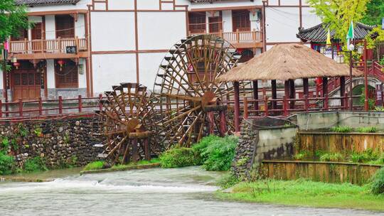 古代灌溉水车雨中转动