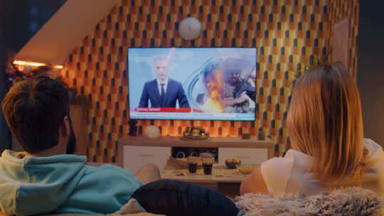 夫妇看电视新闻关于战争在乌克兰视频素材模板下载