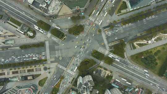 中国上海的复杂十字路口。空中垂直自上而下