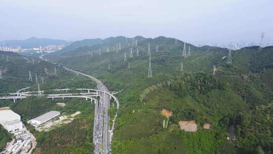 山区高速公路车流航拍
