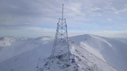 4K西藏5200雪山顶特高压立塔建设08视频素材模板下载