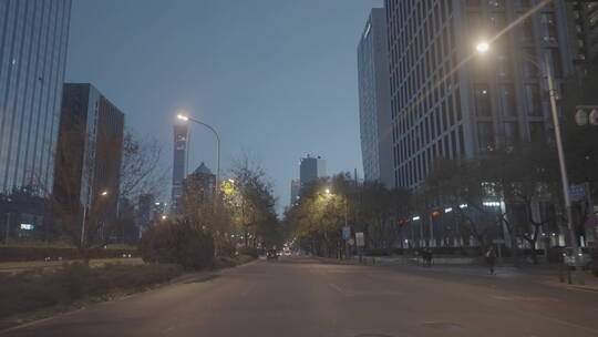汽车行驶在城市夜景